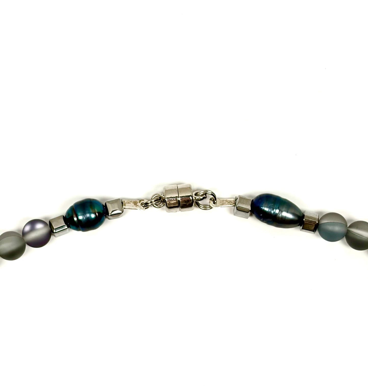 Iri Grey Quartz & Black Pearl