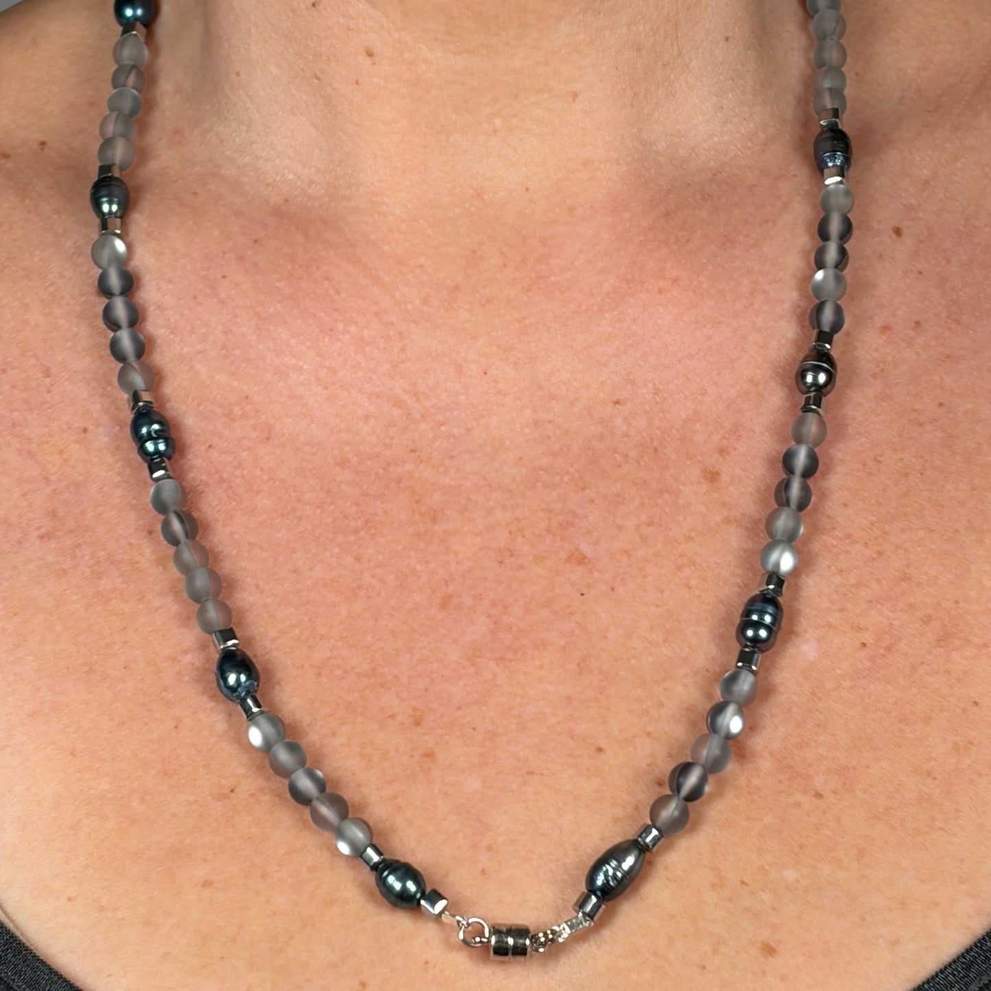 Iri Grey Quartz & Black Pearl